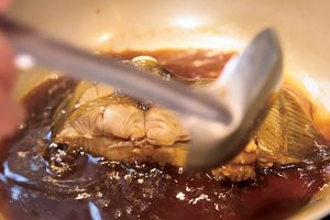 4.中火で2〜3分、火を止めて1分、煮汁をかけて味を含める。