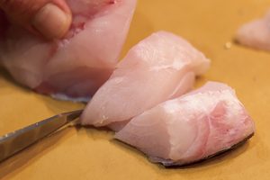 1.切り身を横にして縦方向に切ると、ホタテ貝柱のような食感に。