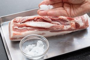塩漬けにした豚肉は、具としてだけでなく、肉から溶け出すうま味がだしの役割も担う。