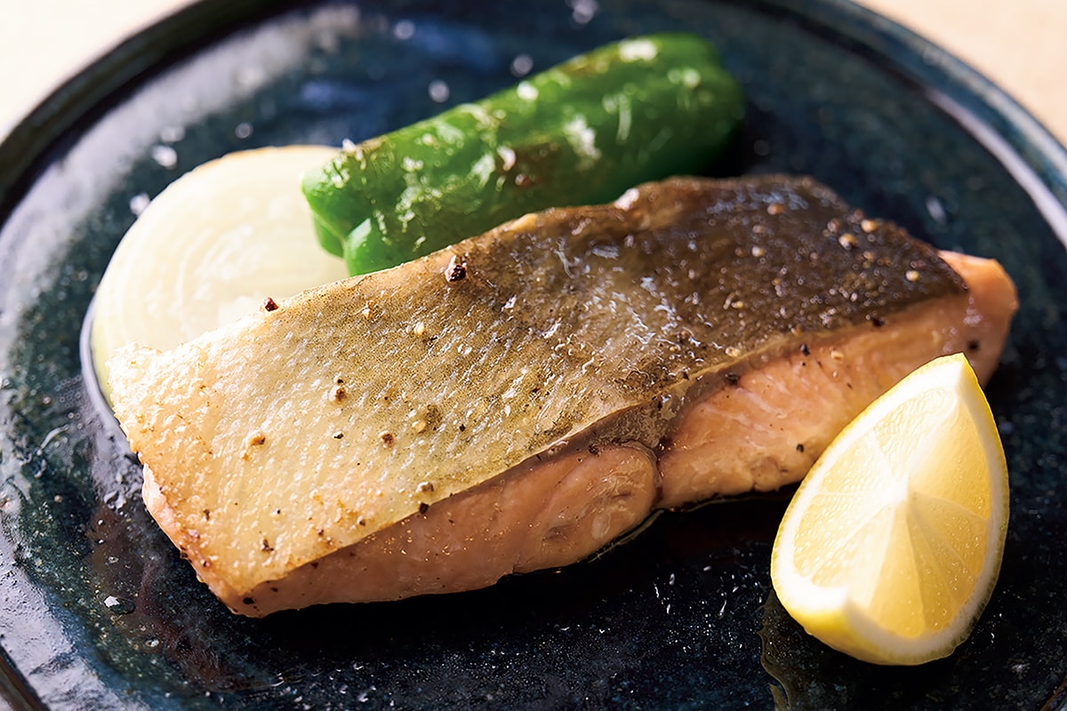 ウエカツ流調理テクで魔法の美味しさ、鮭のオリーブオイル焼き。