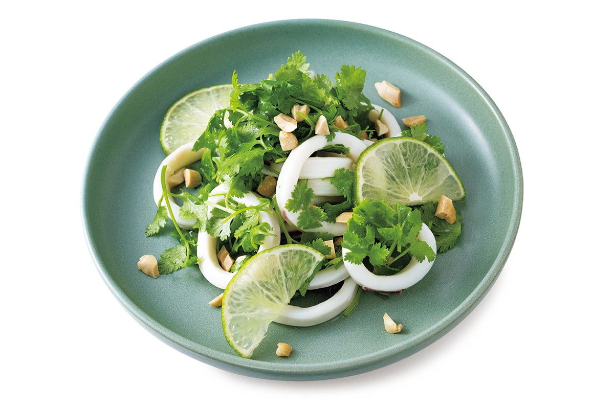 イカとパクチーのエスニックサラダ、料理好きが太鼓判の簡単レシピ。