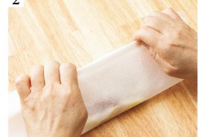 2.シートを上からくるくると折って閉じる。