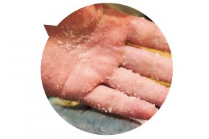 塩の分量は、手のひらと指の腹がうっすら白くなるくらいが目安。