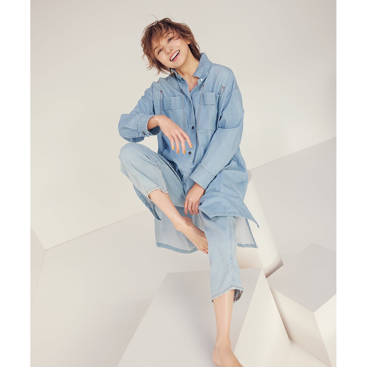 レキップ〉山口智子さんが元気いっぱいに纏う。クリーンな春の服