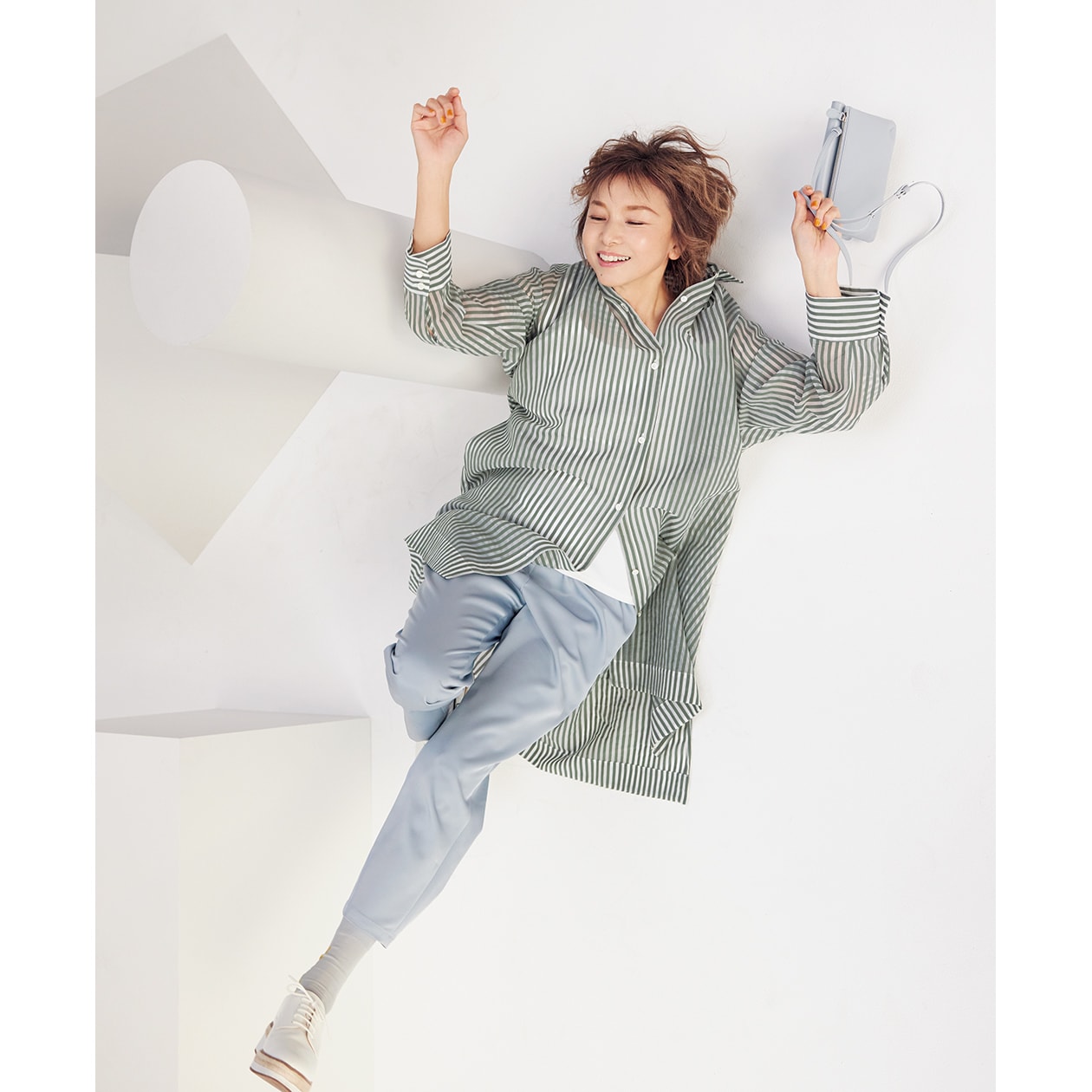 ♡美品♡レキップ♡ハイカウントサキソニーシャツワンピース38 グレー山口智子さん レキップ〉山口智子さんが元気いっぱいに纏う。クリーンな春の服