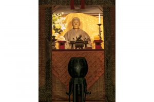 方丈の仏間に安置されている一休和尚座像。晩年の和尚を弟子が彫ったもので、本人の頭髪とヒゲが植えられていたそう。