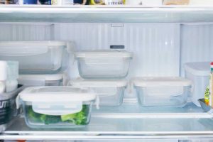 空の保存容器は冷蔵庫奥のデッドスペースに置いておけば必要以上に持ちすぎることもなく、ほかに保管場所もいりません