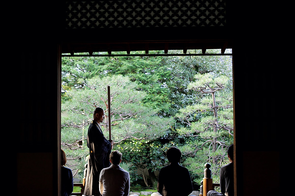 京都ならではの体験、座禅体験で心身を浄化する。