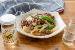 【ぐっち夫婦のお酒とおつまみ】スナップエンドウと牛肉の甘辛炒め×日本酒