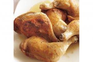 「鶏肉は塩がききにくい。塩は少し多め、がこつ。皮目はこんがり焼いて」
