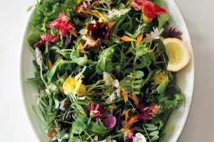 エディブルフラワーと葉野菜のサラダ