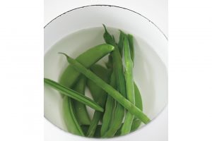 グリーンピース以外の豆類は茹でたあとすぐに冷水にとることで色鮮やかに仕上がる。