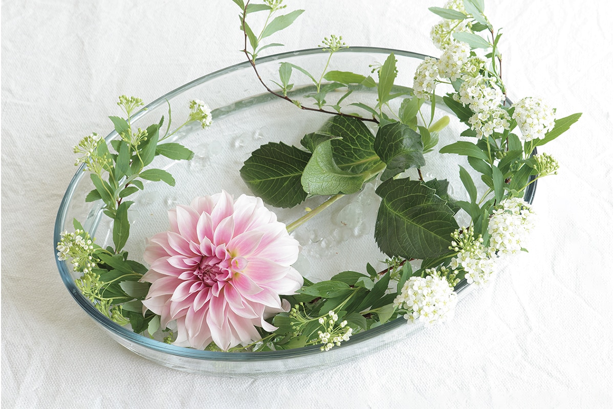 インテリアスタイリストが提案、毎日使う器やグラスを使った花の飾り方。