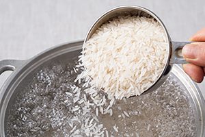 1.米１カップに対して２Lの湯を沸かす。沸騰したら米を入れて８分ほどゆでる。途中、鍋の底から混ぜるようにし、米がくっつくのを防ぐ。