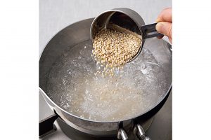 1.鍋にたっぷりの湯を沸かし、もち麦１合分を入れて何度か混ぜながら15～20分ゆでる。