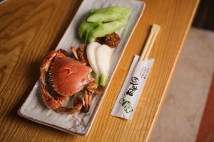 濃厚な味わいが特徴の平カニ￥660とほろ苦さがクセになる八戸の伝統野菜・ヌカツカ胡瓜￥550。