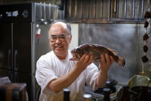 食材の魅力を存分に引き出すオーナー・小澤正彦さん。人懐っこい笑顔で素材の持ち味を丁寧に説明してくれます。カウンターに腰掛けて耳と口でおいしい八戸を楽しんでみてはいかがでしょうか。