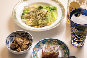 作家・山口恵以子さんの晩酌。ハイボールと合わせる、野菜たっぷり、あっさり味の3品 。