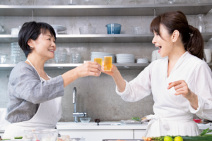 料理研究家、管理栄養士の藤井恵さん（左）、料理家・養生デザイナーの井澤由美子さん（右）。