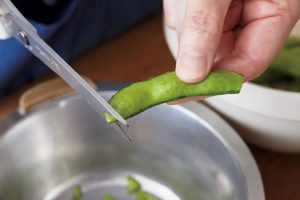 3.茹でたときに豆に塩味が入るよう、さやの両端を切る。