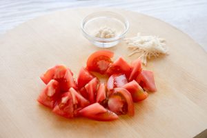 （1）トマトはくし形切りにし、半分に切る。しょうがは半量を針しょうがにし、水にさらす。半量はすりおろす。