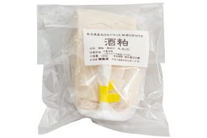 【酒粕】奈良県産コメのみで作った新酒の「酒粕」 250g 410円（陰陽洞  TEL.046・873・7137）