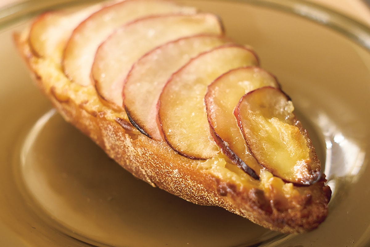 市販のバゲットで作る簡単おやつ、りんごのタルトフランベ【若山曜子さんのレシピ】