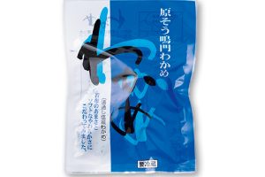 塩蔵わかめは、湯通しした生わかめに塩をまぶして塩漬けにし、保存性を高めたもの。生わかめに近い食感を楽しむことができる。