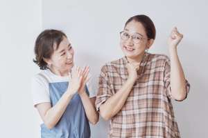 片づけアドバイザーの石阪京子さん（左）と、タレントの虻川美穂子さん（右）。