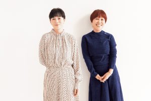 女優の坂井真紀さん（左）と、ヘア&メイクアップアーティストの山本浩未さん（右）。