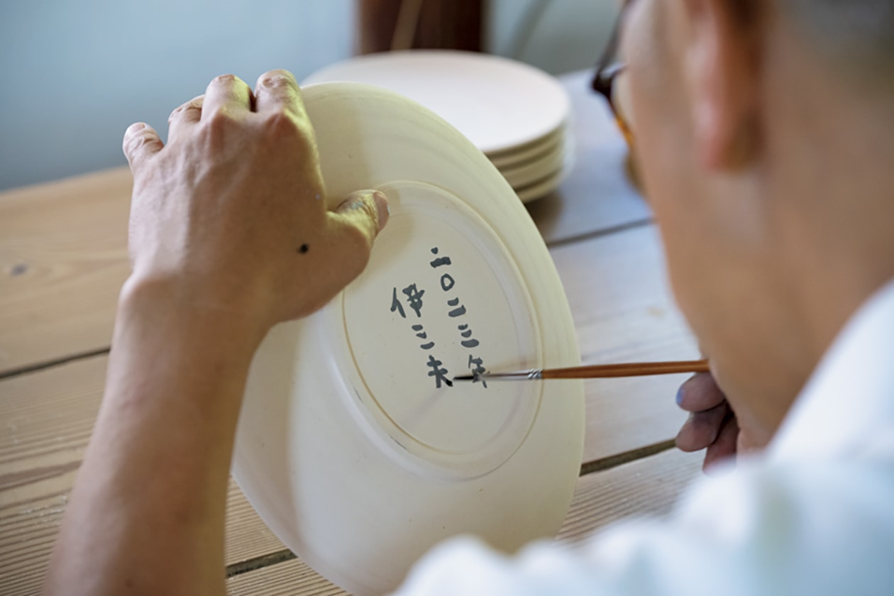 やきものを訪ねて茨城県の笠間へ、画家の牧野伊三夫さんが絵付けに挑戦
