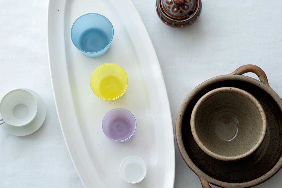 白い皿に民藝やガラス…うつわを生かす福田里香さんの5つの提案。