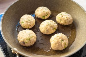 （4）フライパンに油を中火で熱し、（3）を入れ、片面焼き色がついたら裏返して弱火にする。ふたをして2〜3分、焼き色がつくまで蒸し焼きにして完成。