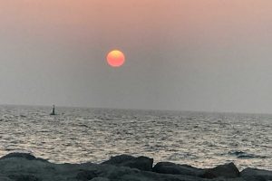 ペルシア（アラビア）湾に沈む夕日。