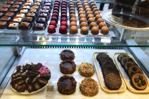 店内には、ボンボン、トリュフ、クッキー、ケーキ、チョコスプレッドなど、200種類以上のチョコレート製品が並ぶ。