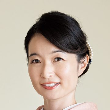 着物と生け花には、多くの共通点があると感じます。」華道「真生流」副家元・山根奈津子さんの着物の時間。 | くらし | クロワッサン オンライン