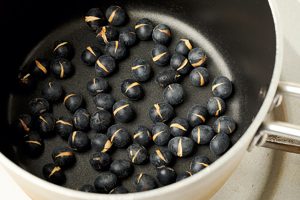 黒豆をフライパンで煎って香りを出す。