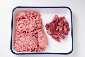 1.合いびき肉に食べごたえのあるすね肉を加えて。すね肉は包丁よりもキッチンバサミで切るとラク。