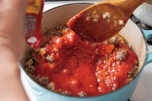 6.ホールトマトを入れてさらに煮る。白央さんは紙パックに入ったあらごしタイプのホールトマトを愛用。このあと調味してゆっくり煮上げていく。基本のソースと合うパスタはリングイネ。