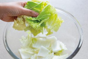 1.白菜はざく切りにし、耐熱ボウルに芯、葉の順に入れる（ターンテーブルの場合は2のひき肉、葉、芯の順に入れる）。