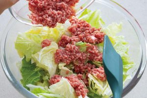 2.別のボウルにひき肉を入れて片栗粉をまぶし、Aを加えて混ぜたら1の上に広げる。