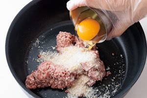 フッ素樹脂加工の深めのフライパンで肉をこねれば、洗い物が少なくて済む。