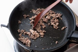 ひき肉はカリカリになるまで炒めると臭みがなくなり、旨みが出る。