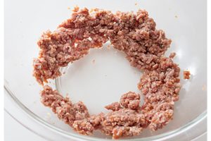 中央を空けてひき肉を耐熱容器に貼り付けるようにして電子レンジへ。パリッとした食感になる。