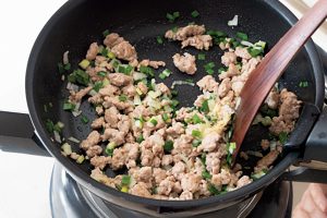 香味野菜と絡めながら、豚ひき肉の脂がじゅわっと出てくるまで炒める。