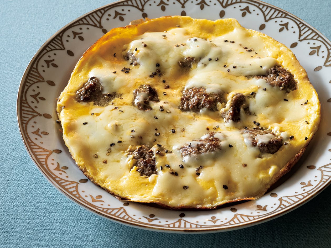 ポリ袋で簡単、ミートボールのピザ風オムレツ【大庭英子さんのレシピ