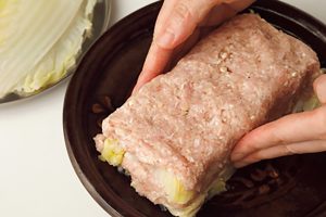 白菜の大きさを揃え、直方体になるよう肉だねを形作る。
