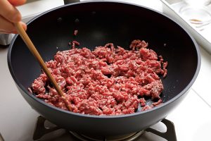 油をひき、先にひき肉をしっかり広げてから着火すること。ひき肉が固まらず、パラパラに仕上がる。