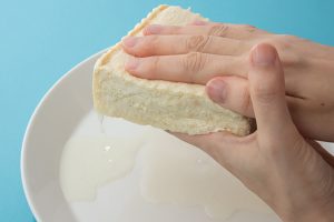 冷凍した豆腐を冷蔵室で解凍する。スポンジのように水が出るので、ぎゅっと絞る。