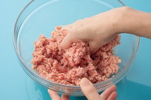 ひき肉と混ぜる。豆腐の量は、多くても肉と同量までにすると、食べ応えのある食感に。